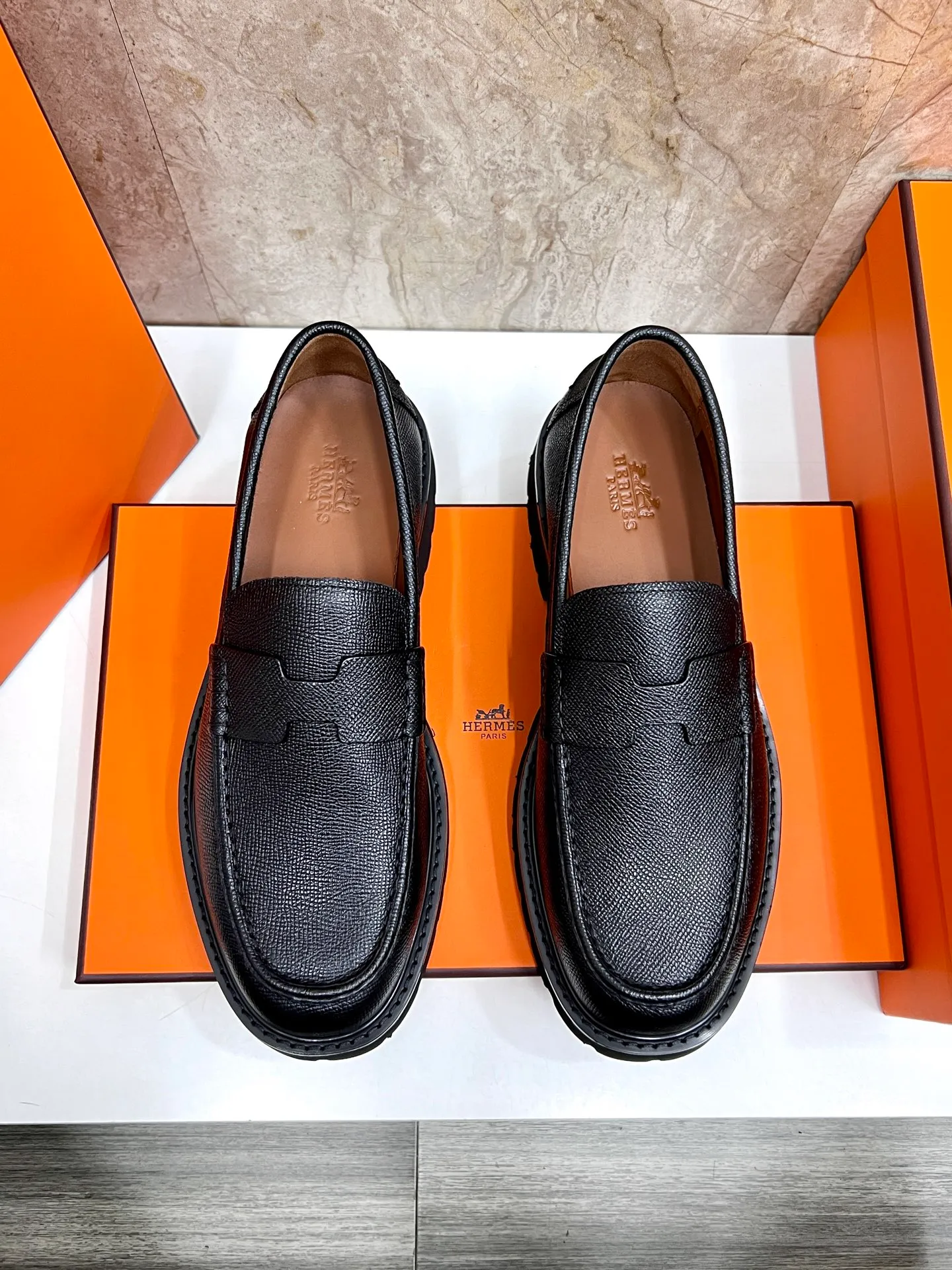 Original order quality P840 Brand: Hermès Standard code: Men's code: 39.40.41.42.43.44. (38.45 custom-made Grade: Same as the official website Original order quality Material: Original cowhide Original breathable cowhide lining Original outsole Style category: Men's fashionable casual leather shoes Color: Actual picture